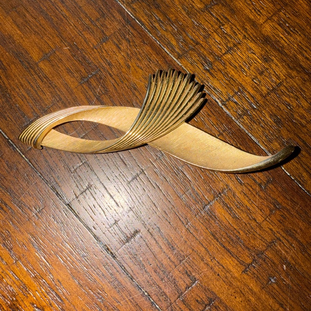 Vintage 1960s‎ CROWN TRIFARI GOLD TONE MATTE & GLOSS FREEFORM BROOCH